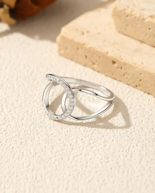 Interlocking Circle Ring in 925 Sterling Silver - seen at an angle, showing the band