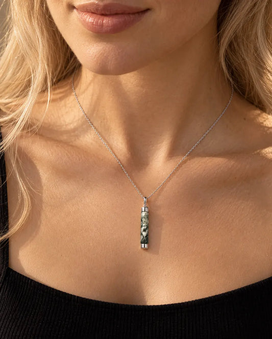 Moss Agate Bar Necklace in 925 Sterling Silver - worn on a model, close-up at the collarbone