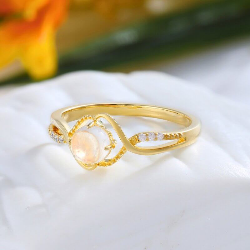 Moonstone Ring Round Cut 14/18K Yellow Gold