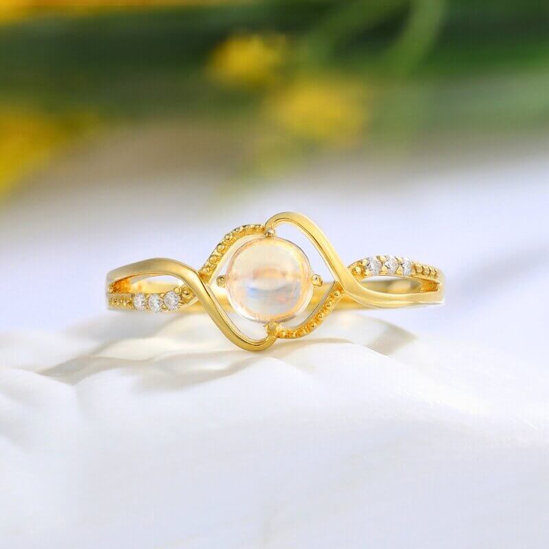 Moonstone Ring Round Cut 14/18K Yellow Gold