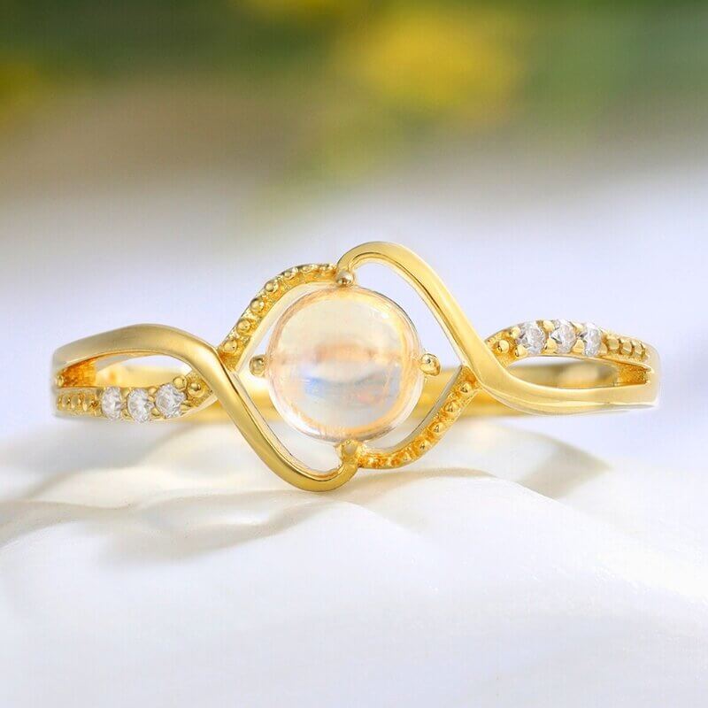 Moonstone Ring Round Cut 14/18K Yellow Gold