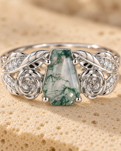 Moss Agate Ring - close-up of the gemstone